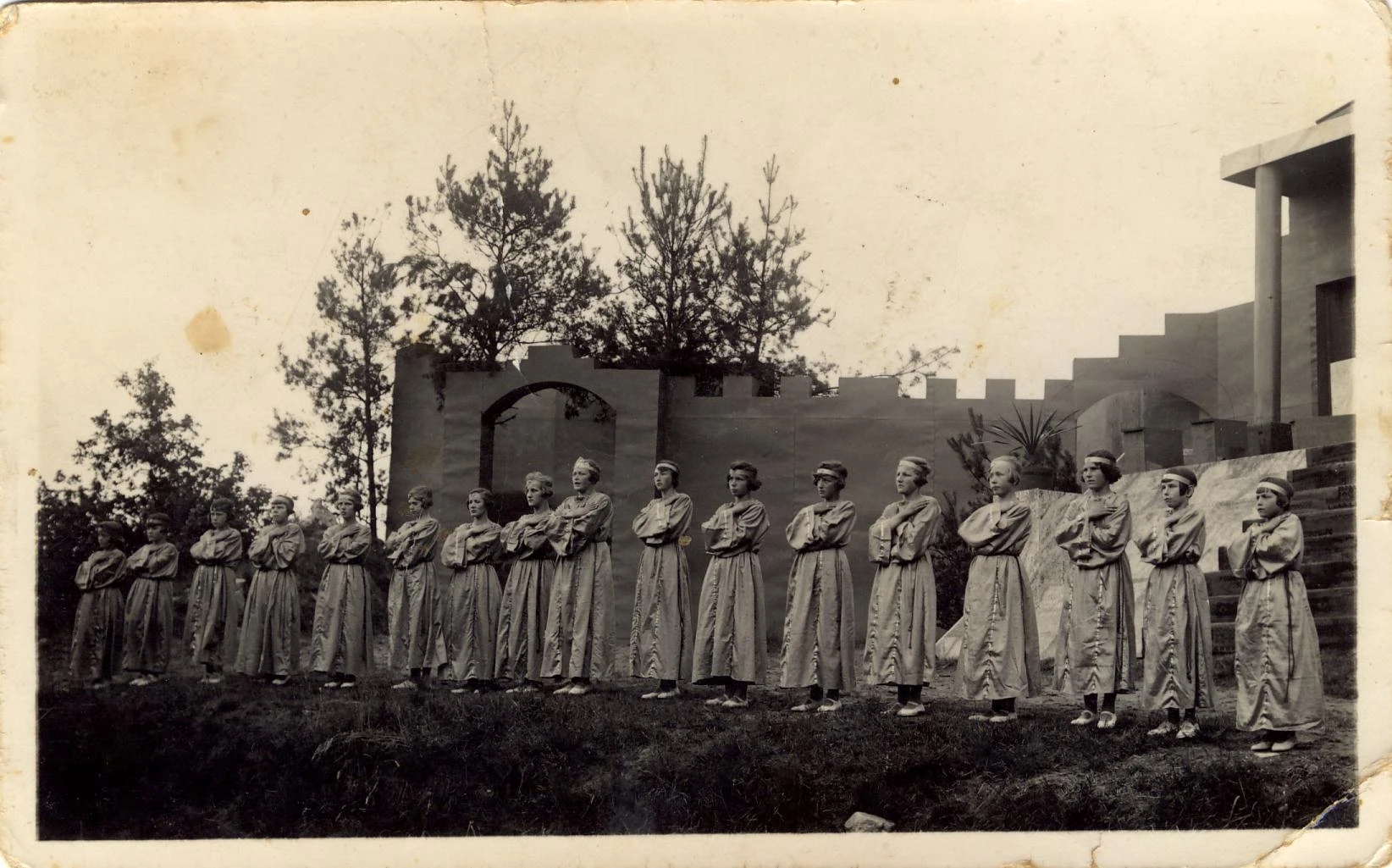 Een van de eerste theater stukken in 1930 foto- Ine Verweij